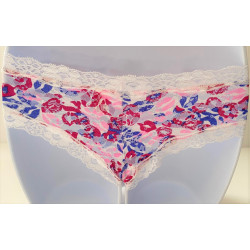 Culotte en dentelle motif bisous