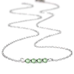 Collier argenté, lignée de pierres vert