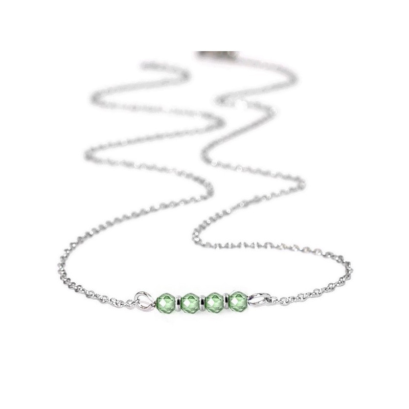 Collier argenté, lignée de pierres vert